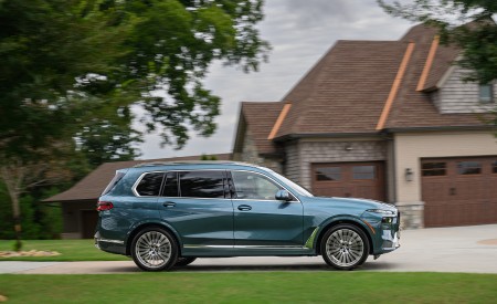 2023 BMW X7 xDrive 40i (Color: Blue Ridge Mountain; US-Spec) Side Wallpapers 450x275 (33)