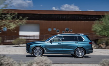2023 BMW X7 xDrive 40i (Color: Blue Ridge Mountain; US-Spec) Side Wallpapers 450x275 (27)