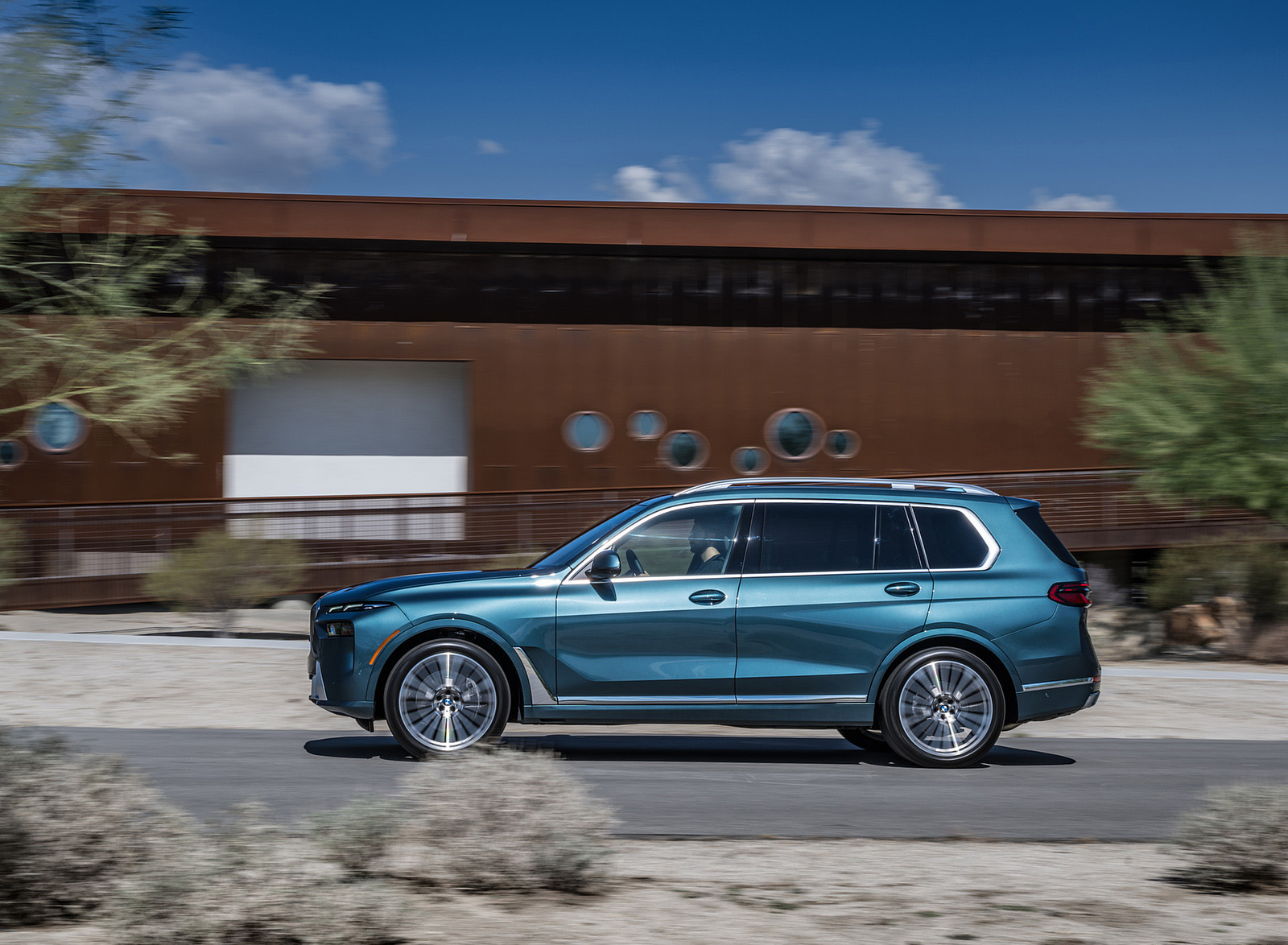 2023 BMW X7 xDrive 40i (Color: Blue Ridge Mountain; US-Spec) Side Wallpapers #27 of 239