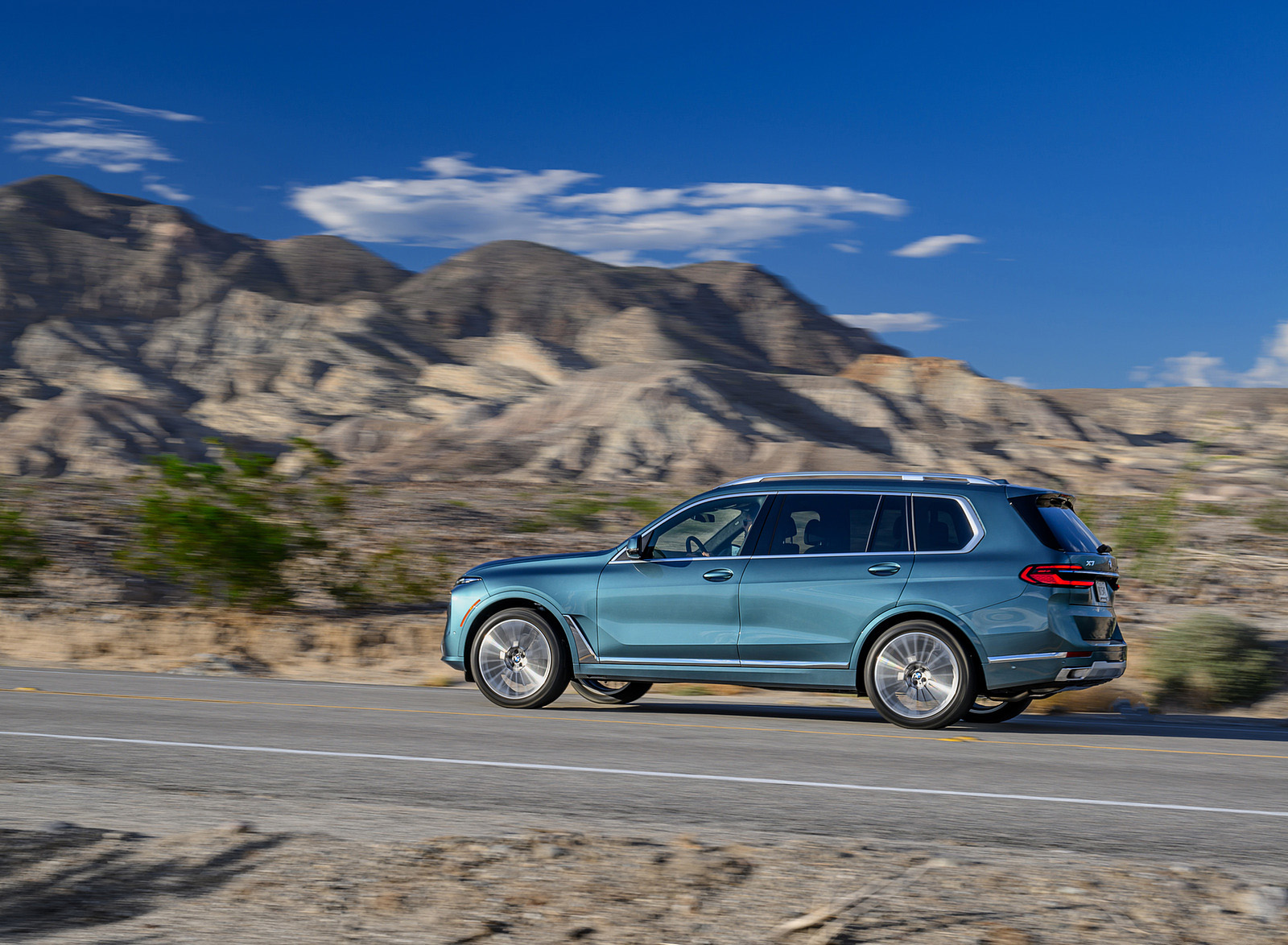 2023 BMW X7 xDrive 40i (Color: Blue Ridge Mountain; US-Spec) Side Wallpapers #22 of 239