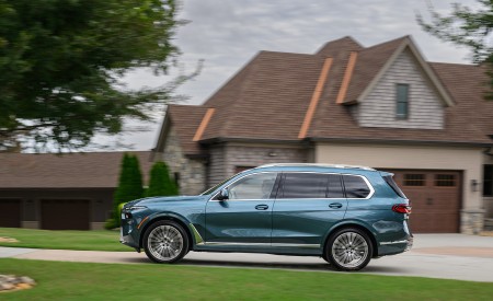 2023 BMW X7 xDrive 40i (Color: Blue Ridge Mountain; US-Spec) Side Wallpapers 450x275 (34)