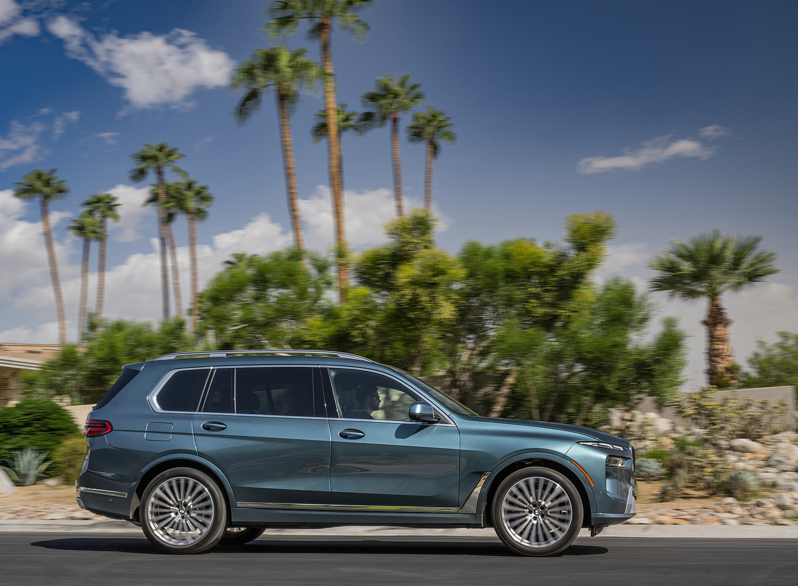2023 BMW X7 xDrive 40i (Color: Blue Ridge Mountain; US-Spec) Side Wallpapers #28 of 239