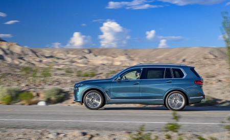 2023 BMW X7 xDrive 40i (Color: Blue Ridge Mountain; US-Spec) Side Wallpapers 450x275 (23)