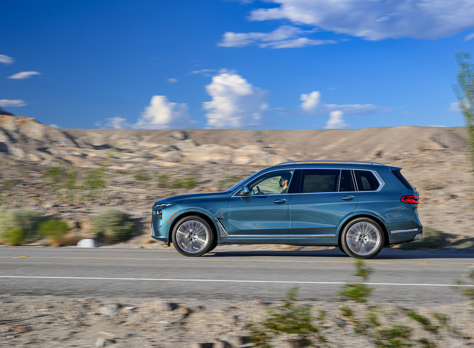 2023 BMW X7 xDrive 40i (Color: Blue Ridge Mountain; US-Spec) Side Wallpapers #23 of 239