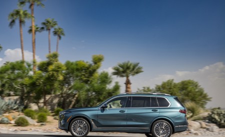 2023 BMW X7 xDrive 40i (Color: Blue Ridge Mountain; US-Spec) Side Wallpapers 450x275 (29)