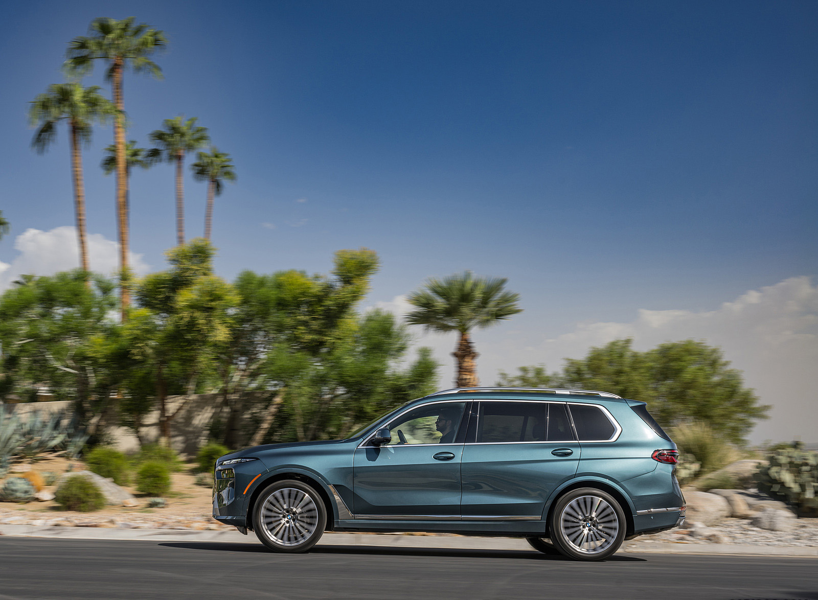 2023 BMW X7 xDrive 40i (Color: Blue Ridge Mountain; US-Spec) Side Wallpapers #29 of 239