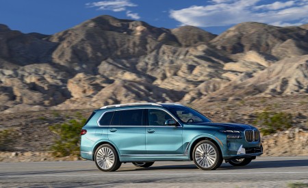 2023 BMW X7 xDrive 40i (Color: Blue Ridge Mountain; US-Spec) Side Wallpapers 450x275 (24)