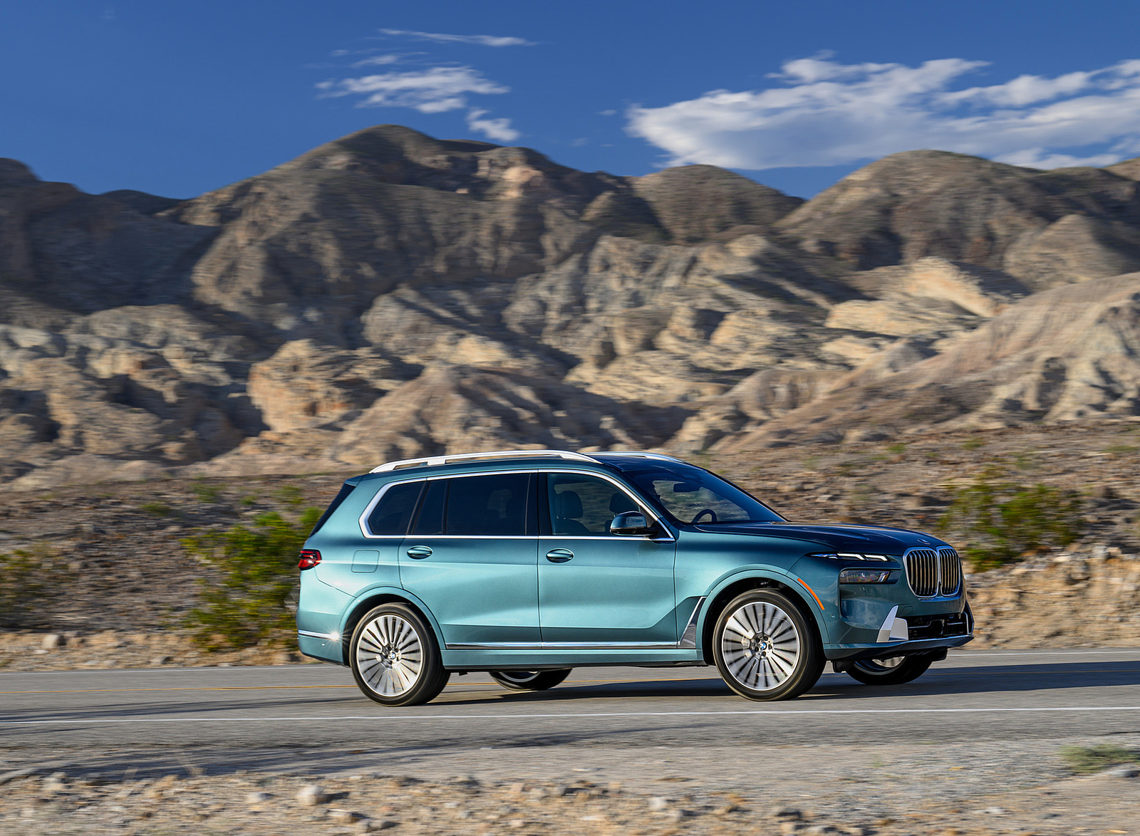 2023 BMW X7 xDrive 40i (Color: Blue Ridge Mountain; US-Spec) Side Wallpapers #24 of 239
