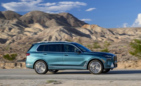 2023 BMW X7 xDrive 40i (Color: Blue Ridge Mountain; US-Spec) Side Wallpapers 450x275 (25)