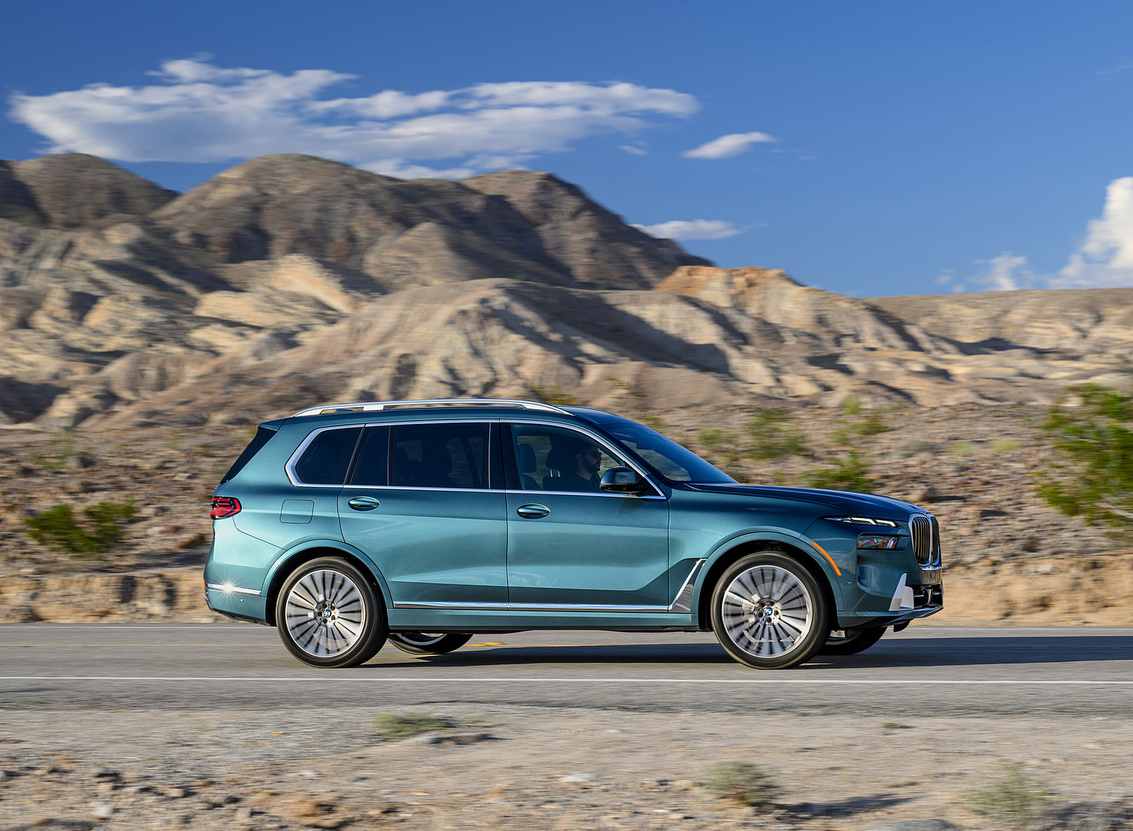 2023 BMW X7 xDrive 40i (Color: Blue Ridge Mountain; US-Spec) Side Wallpapers #25 of 239