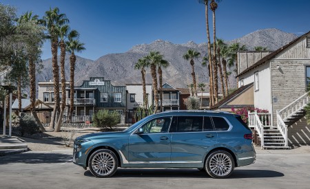 2023 BMW X7 xDrive 40i (Color: Blue Ridge Mountain; US-Spec) Side Wallpapers 450x275 (55)