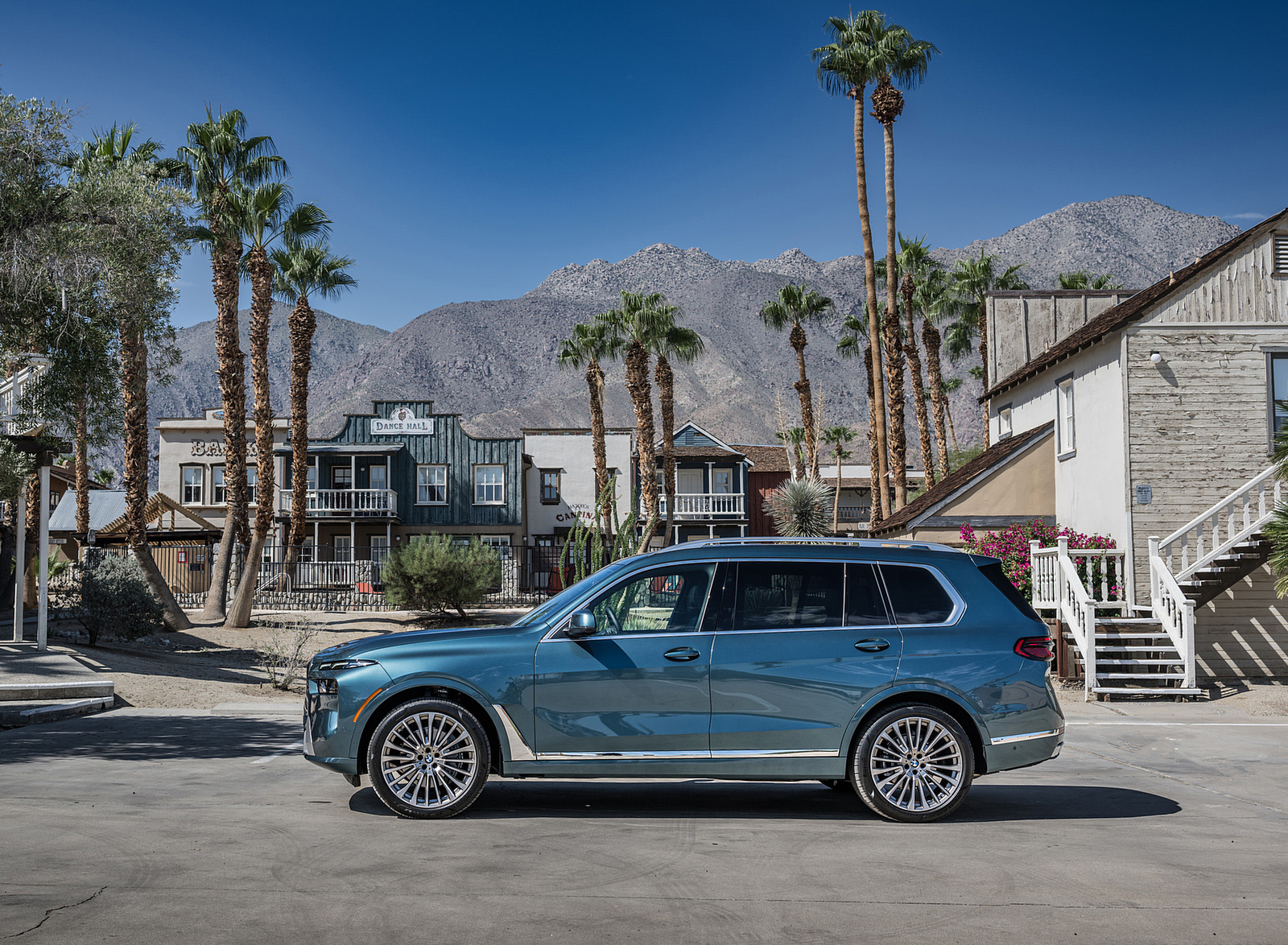 2023 BMW X7 xDrive 40i (Color: Blue Ridge Mountain; US-Spec) Side Wallpapers #55 of 239