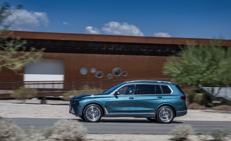 2023 BMW X7 xDrive 40i (Color: Blue Ridge Mountain; US-Spec) Side Wallpapers 450x275 (20)