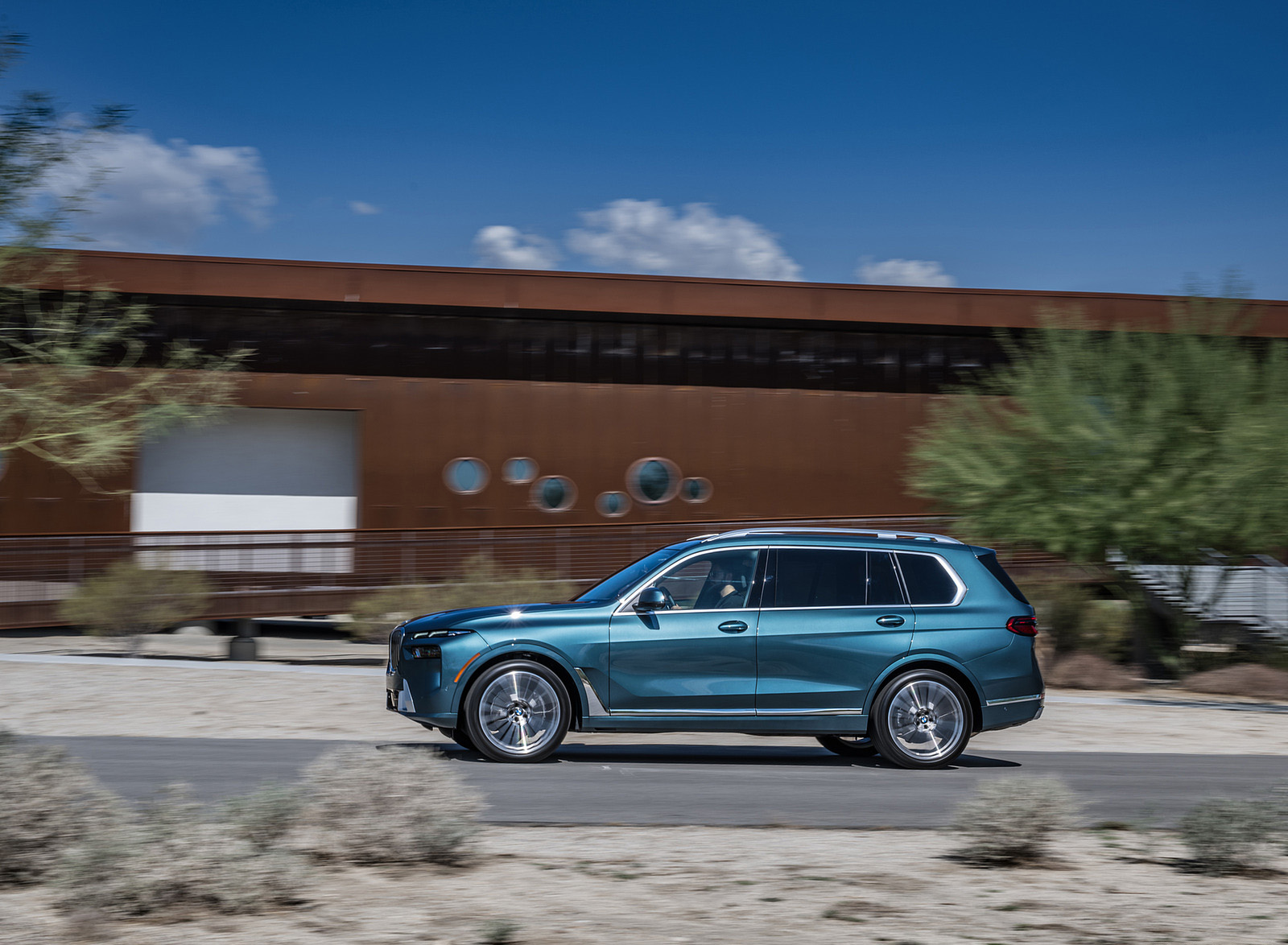 2023 BMW X7 xDrive 40i (Color: Blue Ridge Mountain; US-Spec) Side Wallpapers #20 of 239