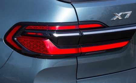 2023 BMW X7 xDrive 40i (Color: Blue Ridge Mountain; US-Spec) Tail Light Wallpapers 450x275 (60)