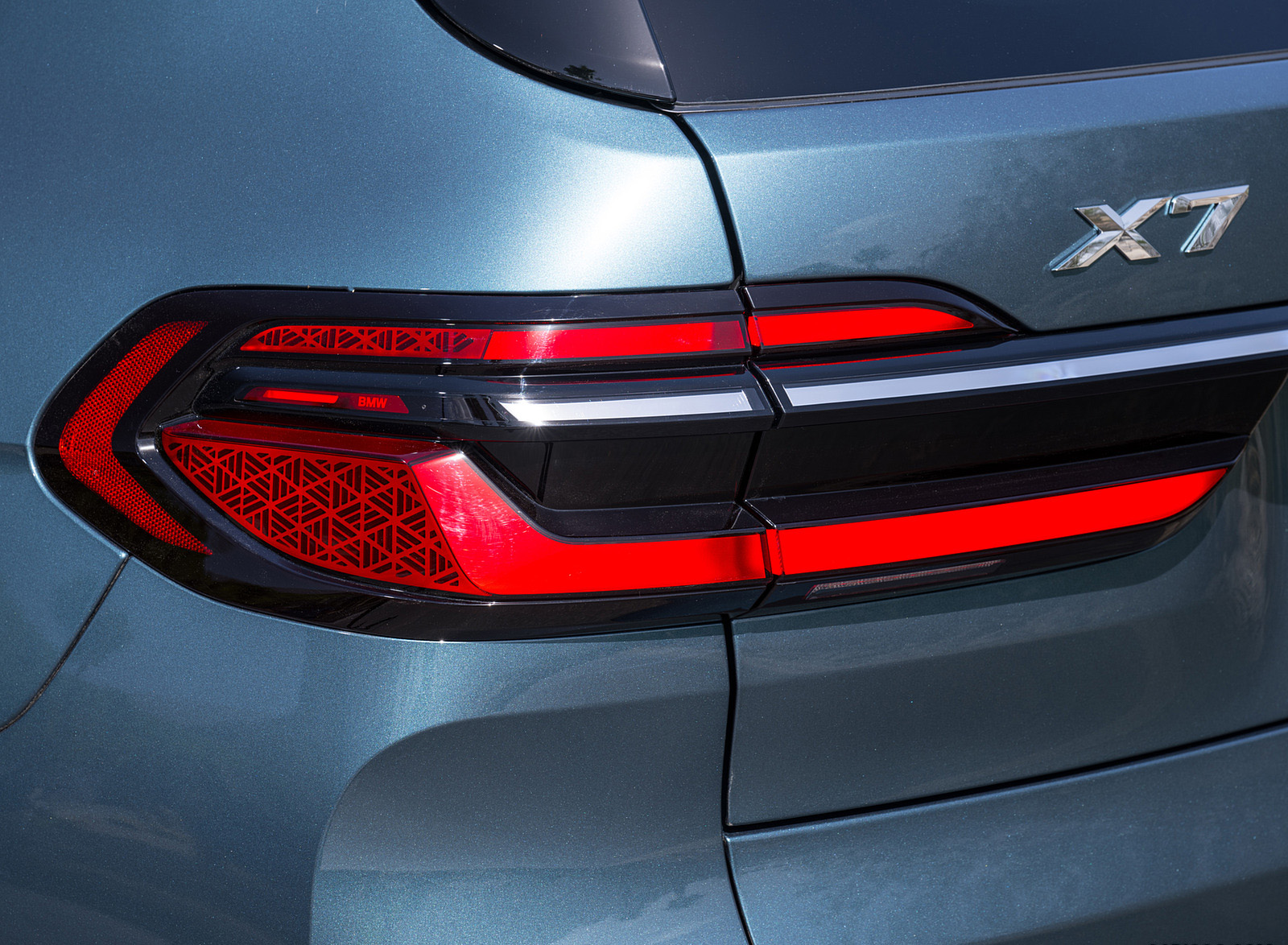 2023 BMW X7 xDrive 40i (Color: Blue Ridge Mountain; US-Spec) Tail Light Wallpapers #60 of 239