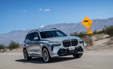 2023 BMW X7 xDrive 40i (Color: Brooklyn Grey; US-Spec) Front Three-Quarter Wallpapers 450x275 (211)