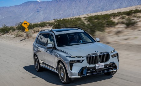 2023 BMW X7 xDrive 40i (Color: Brooklyn Grey; US-Spec) Front Three-Quarter Wallpapers 450x275 (213)