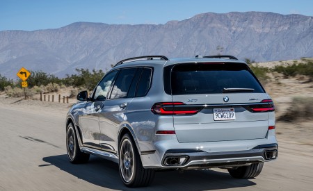 2023 BMW X7 xDrive 40i (Color: Brooklyn Grey; US-Spec) Rear Three-Quarter Wallpapers 450x275 (215)