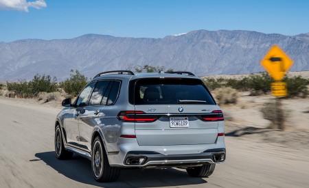 2023 BMW X7 xDrive 40i (Color: Brooklyn Grey; US-Spec) Rear Three-Quarter Wallpapers 450x275 (216)