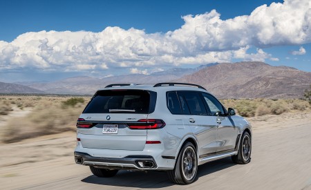 2023 BMW X7 xDrive 40i (Color: Brooklyn Grey; US-Spec) Rear Three-Quarter Wallpapers 450x275 (217)