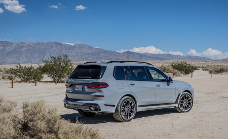 2023 BMW X7 xDrive 40i (Color: Brooklyn Grey; US-Spec) Rear Three-Quarter Wallpapers 450x275 (232)