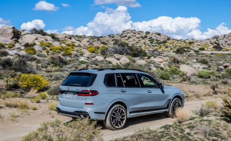 2023 BMW X7 xDrive 40i (Color: Brooklyn Grey; US-Spec) Rear Three-Quarter Wallpapers 450x275 (225)