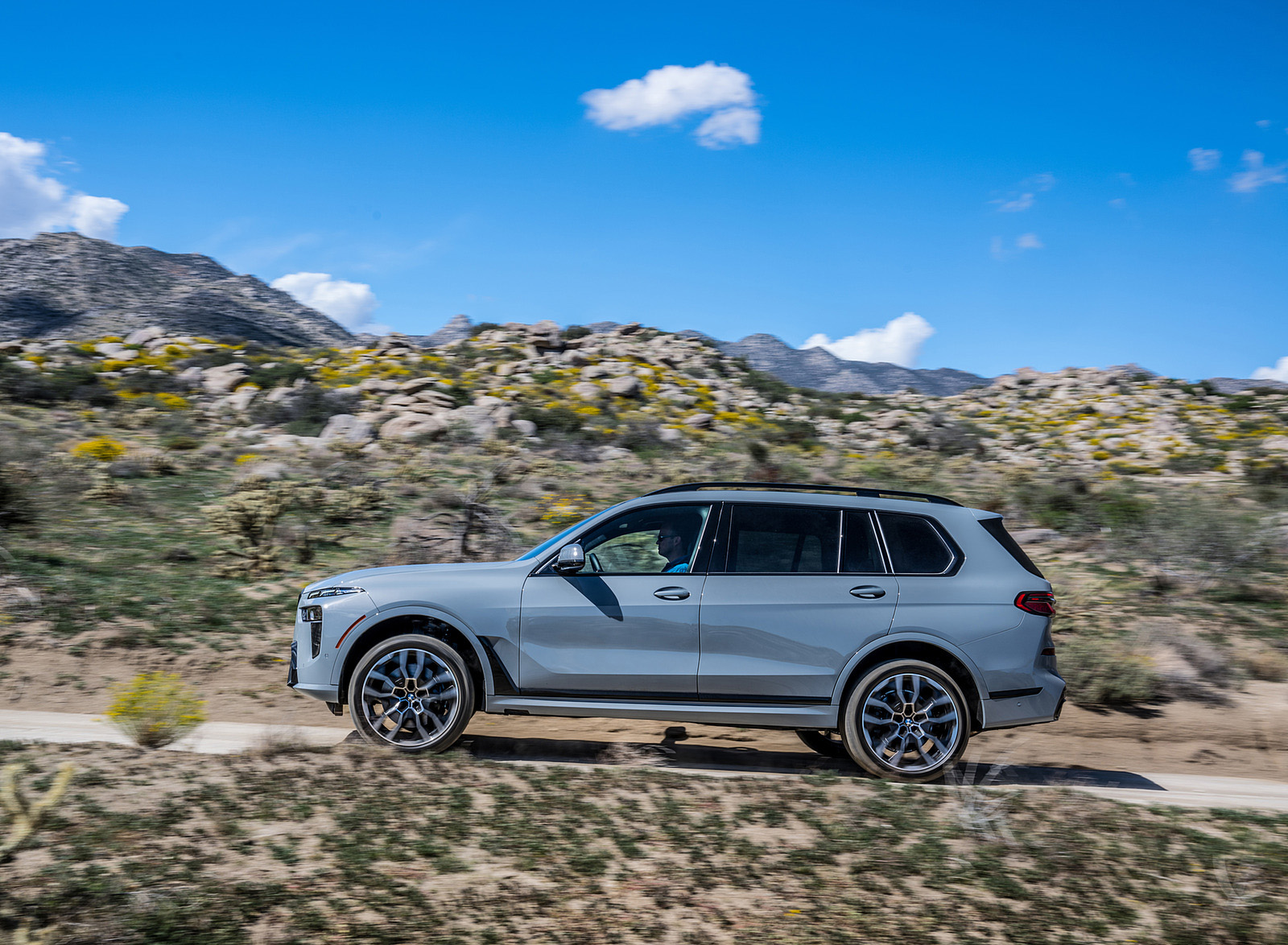 2023 BMW X7 xDrive 40i (Color: Brooklyn Grey; US-Spec) Side Wallpapers #226 of 239