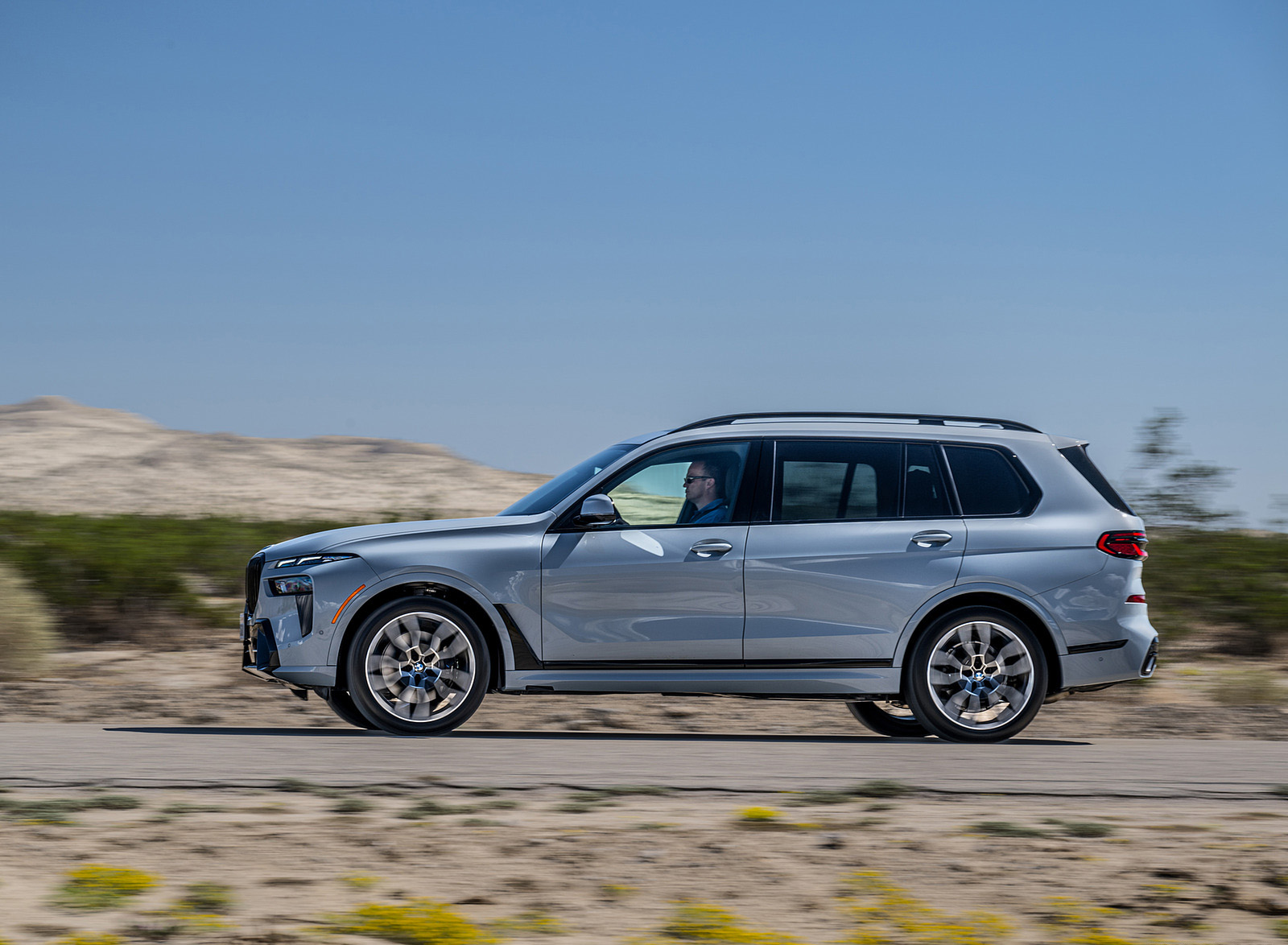 2023 BMW X7 xDrive 40i (Color: Brooklyn Grey; US-Spec) Side Wallpapers #220 of 239