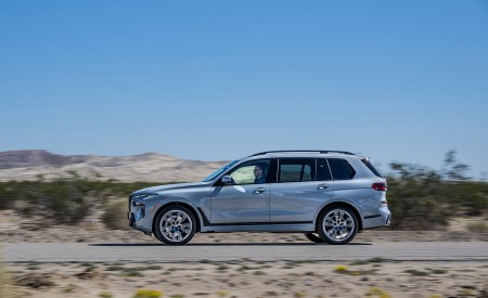 2023 BMW X7 xDrive 40i (Color: Brooklyn Grey; US-Spec) Side Wallpapers 450x275 (221)