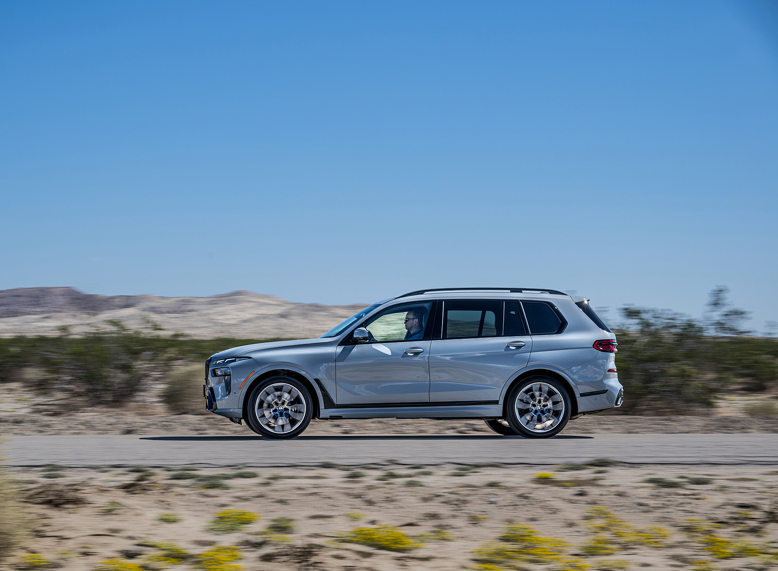 2023 BMW X7 xDrive 40i (Color: Brooklyn Grey; US-Spec) Side Wallpapers #221 of 239
