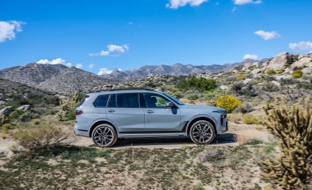 2023 BMW X7 xDrive 40i (Color: Brooklyn Grey; US-Spec) Side Wallpapers 450x275 (228)