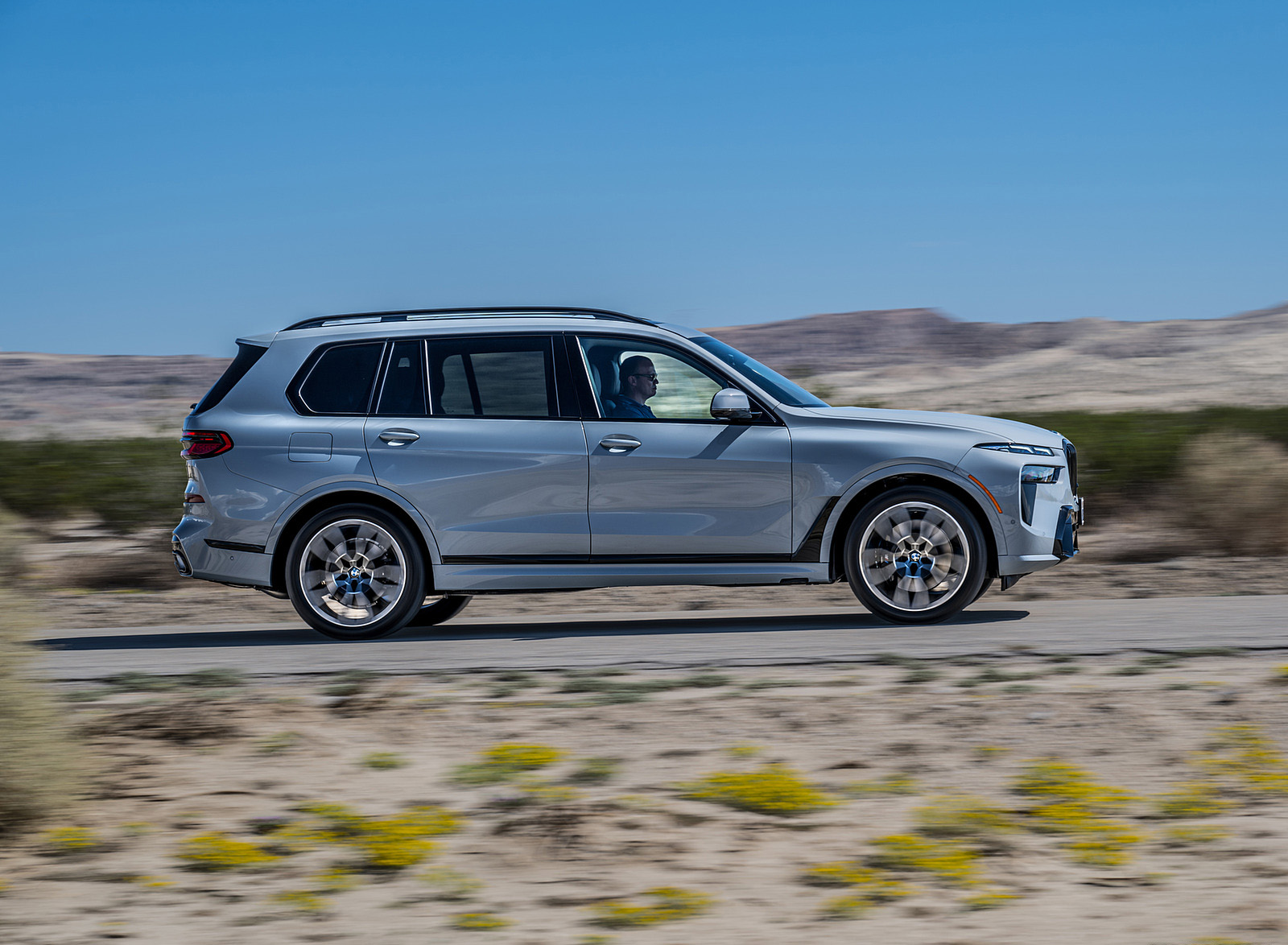 2023 BMW X7 xDrive 40i (Color: Brooklyn Grey; US-Spec) Side Wallpapers #222 of 239