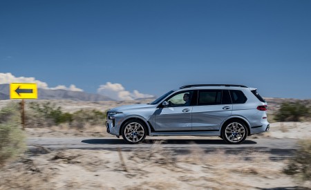 2023 BMW X7 xDrive 40i (Color: Brooklyn Grey; US-Spec) Side Wallpapers 450x275 (223)