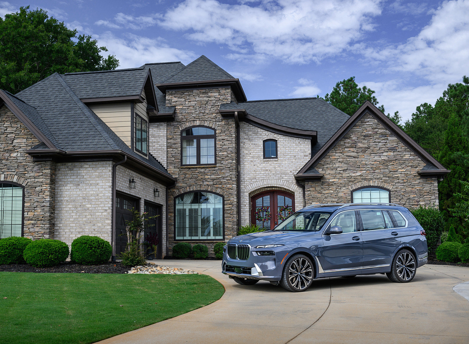 2023 BMW X7 xDrive 40i (Color: Sparkling Copper Grey; US-Spec) Front Three-Quarter Wallpapers #183 of 239