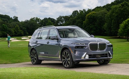 2023 BMW X7 xDrive 40i (Color: Sparkling Copper Grey; US-Spec) Front Three-Quarter Wallpapers 450x275 (174)