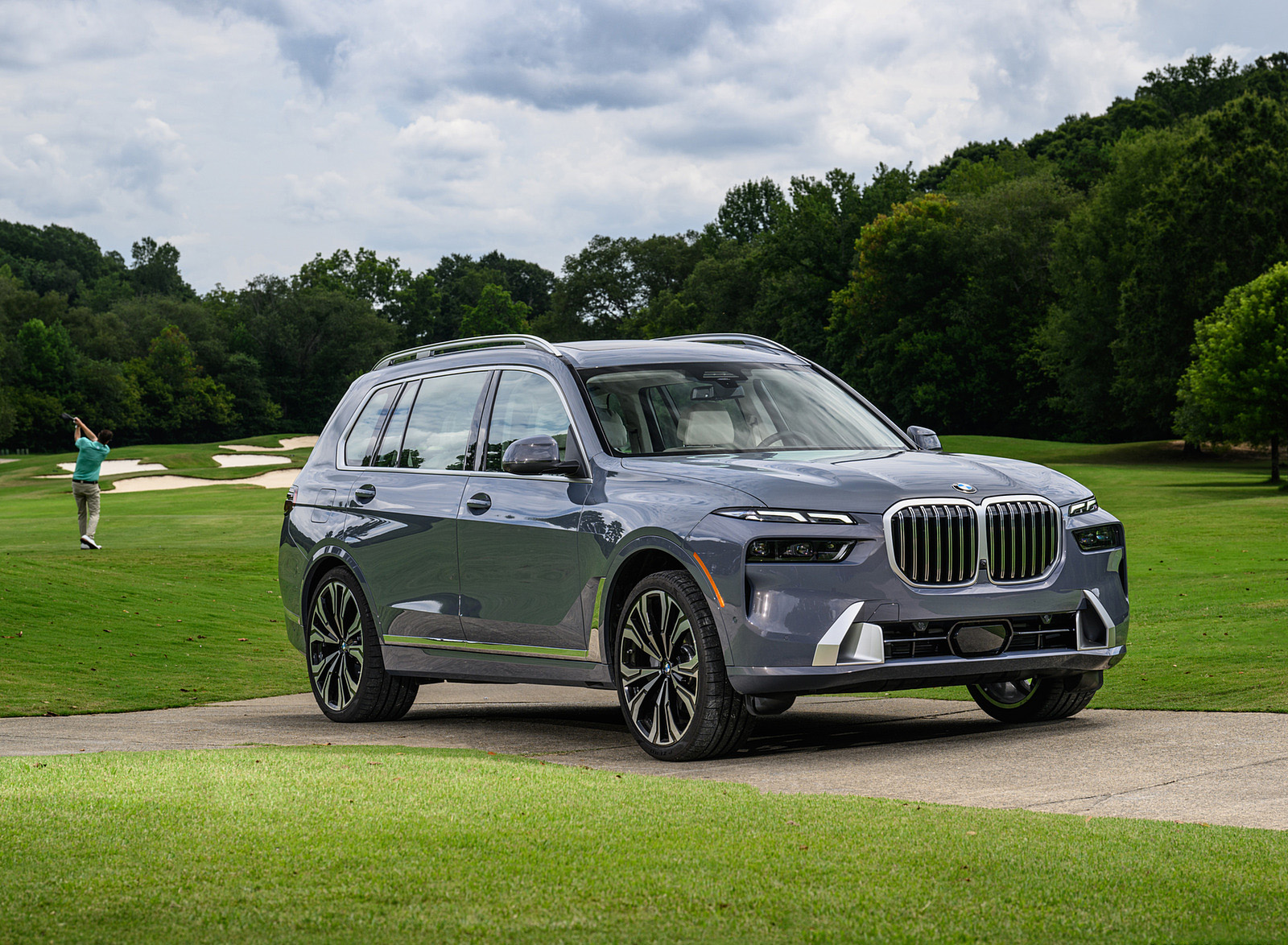 2023 BMW X7 xDrive 40i (Color: Sparkling Copper Grey; US-Spec) Front Three-Quarter Wallpapers #174 of 239