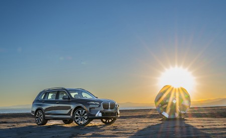 2023 BMW X7 xDrive 40i (Color: Sparkling Copper Grey; US-Spec) Front Three-Quarter Wallpapers 450x275 (164)