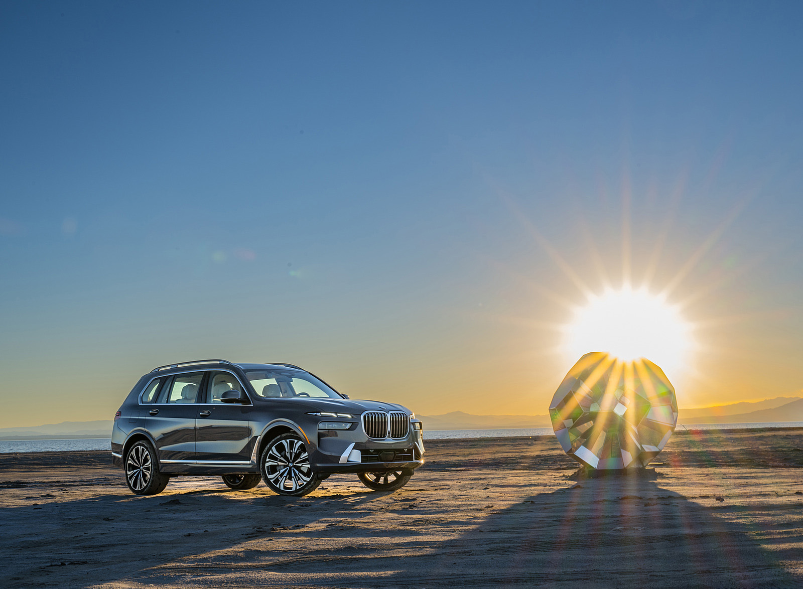 2023 BMW X7 xDrive 40i (Color: Sparkling Copper Grey; US-Spec) Front Three-Quarter Wallpapers #164 of 239