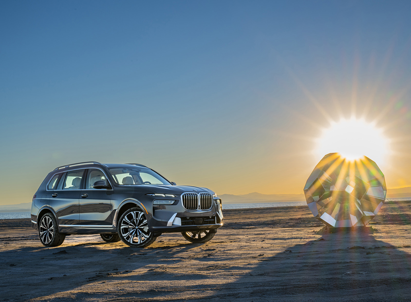 2023 BMW X7 xDrive 40i (Color: Sparkling Copper Grey; US-Spec) Front Three-Quarter Wallpapers #152 of 239