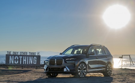 2023 BMW X7 xDrive 40i (Color: Sparkling Copper Grey; US-Spec) Front Three-Quarter Wallpapers 450x275 (149)