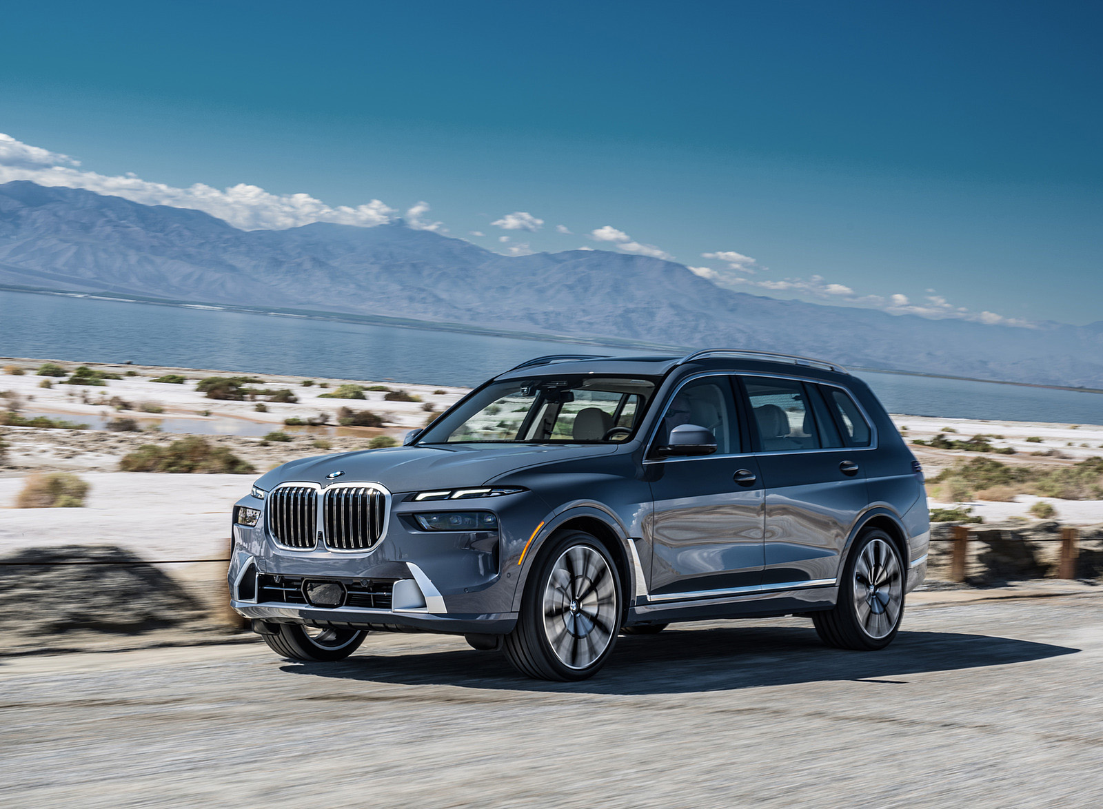 2023 BMW X7 xDrive 40i (Color: Sparkling Copper Grey; US-Spec) Front Three-Quarter Wallpapers #130 of 239