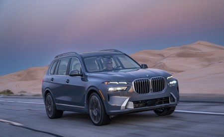 2023 BMW X7 xDrive 40i (Color: Sparkling Copper Grey; US-Spec) Front Three-Quarter Wallpapers 450x275 (129)