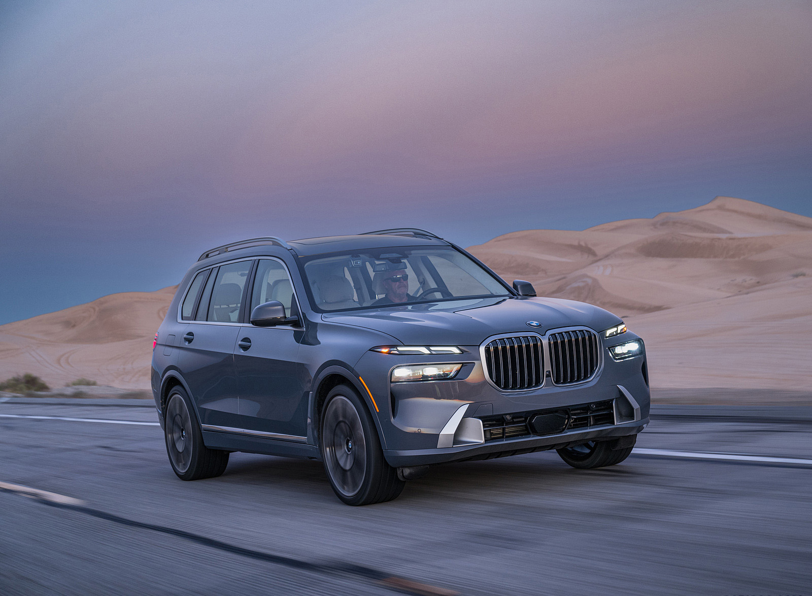 2023 BMW X7 xDrive 40i (Color: Sparkling Copper Grey; US-Spec) Front Three-Quarter Wallpapers #129 of 239