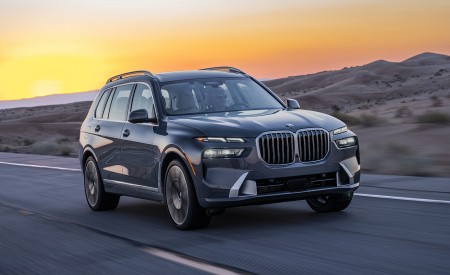 2023 BMW X7 xDrive 40i (Color: Sparkling Copper Grey; US-Spec) Front Three-Quarter Wallpapers 450x275 (119)