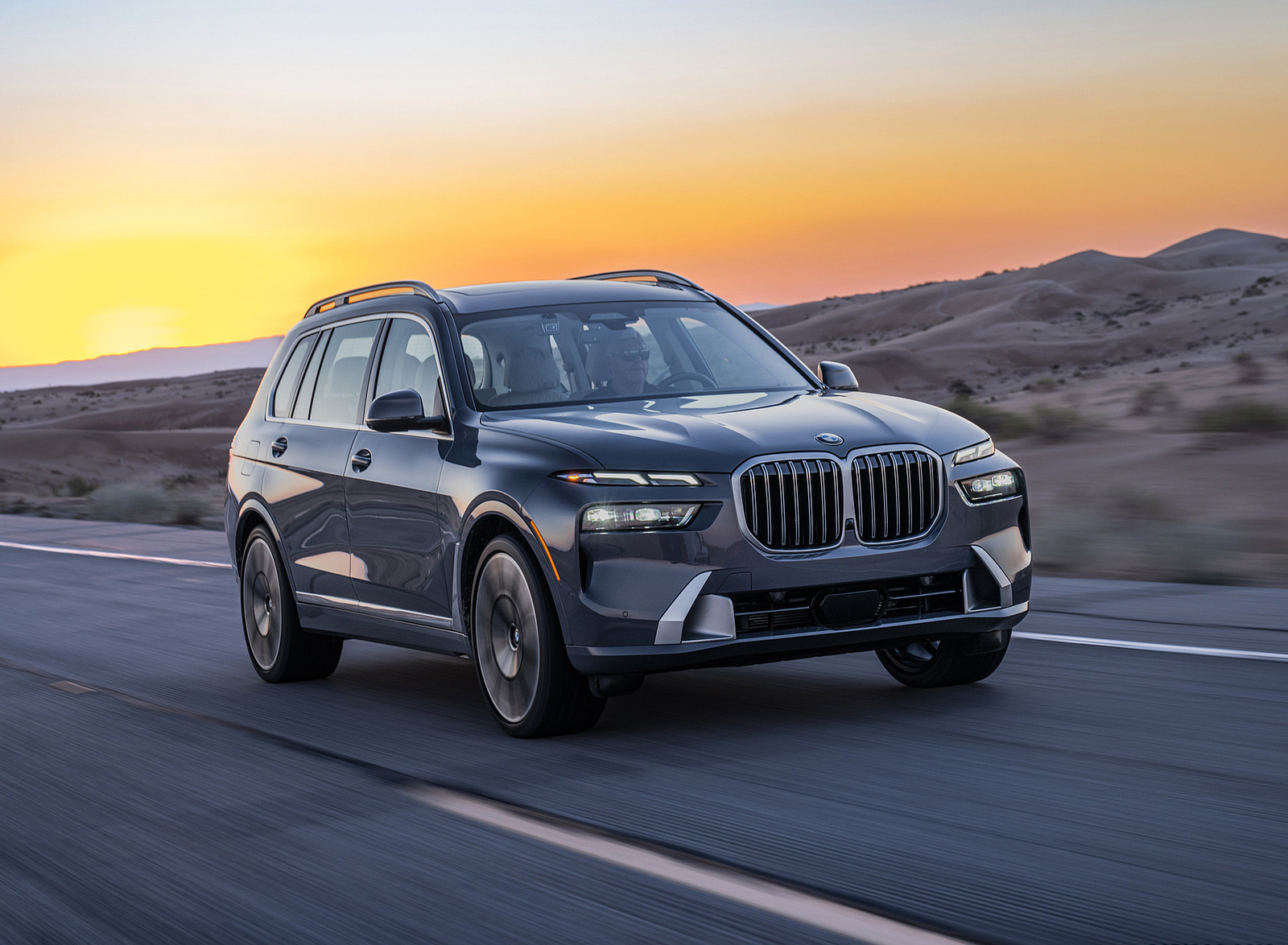 2023 BMW X7 xDrive 40i (Color: Sparkling Copper Grey; US-Spec) Front Three-Quarter Wallpapers #119 of 239