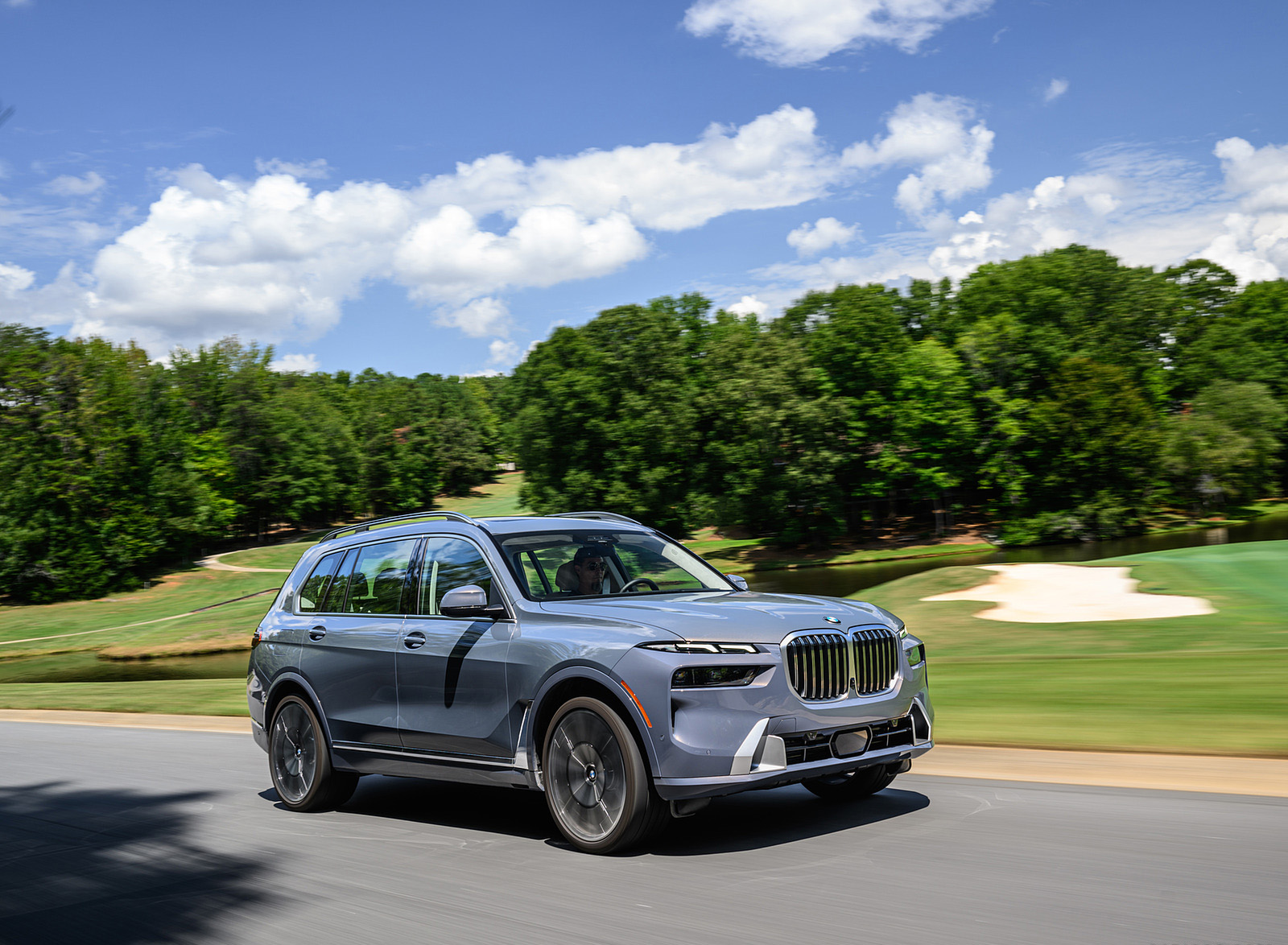 2023 BMW X7 xDrive 40i (Color: Sparkling Copper Grey; US-Spec) Front Three-Quarter Wallpapers #110 of 239
