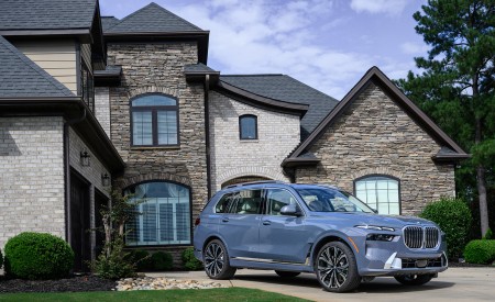2023 BMW X7 xDrive 40i (Color: Sparkling Copper Grey; US-Spec) Front Three-Quarter Wallpapers 450x275 (184)