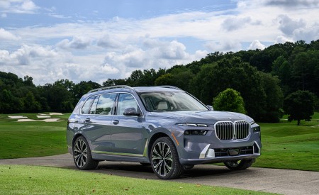 2023 BMW X7 xDrive 40i (Color: Sparkling Copper Grey; US-Spec) Front Three-Quarter Wallpapers 450x275 (175)