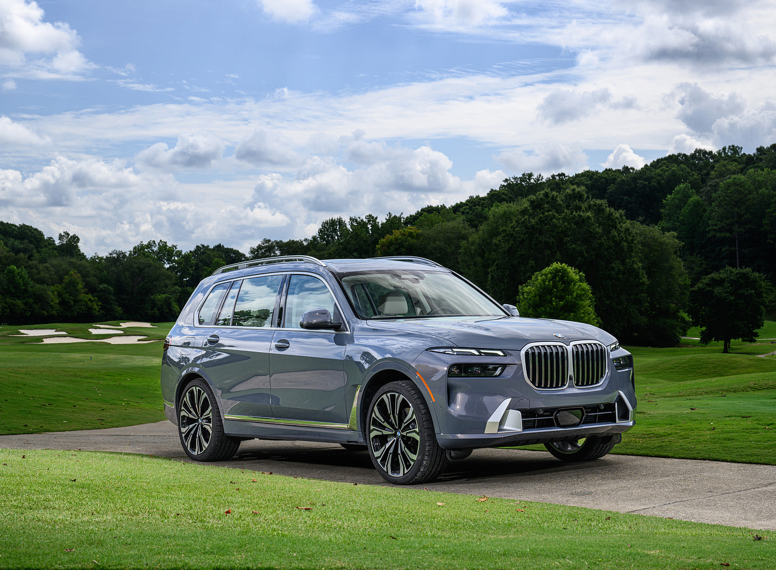 2023 BMW X7 xDrive 40i (Color: Sparkling Copper Grey; US-Spec) Front Three-Quarter Wallpapers #175 of 239